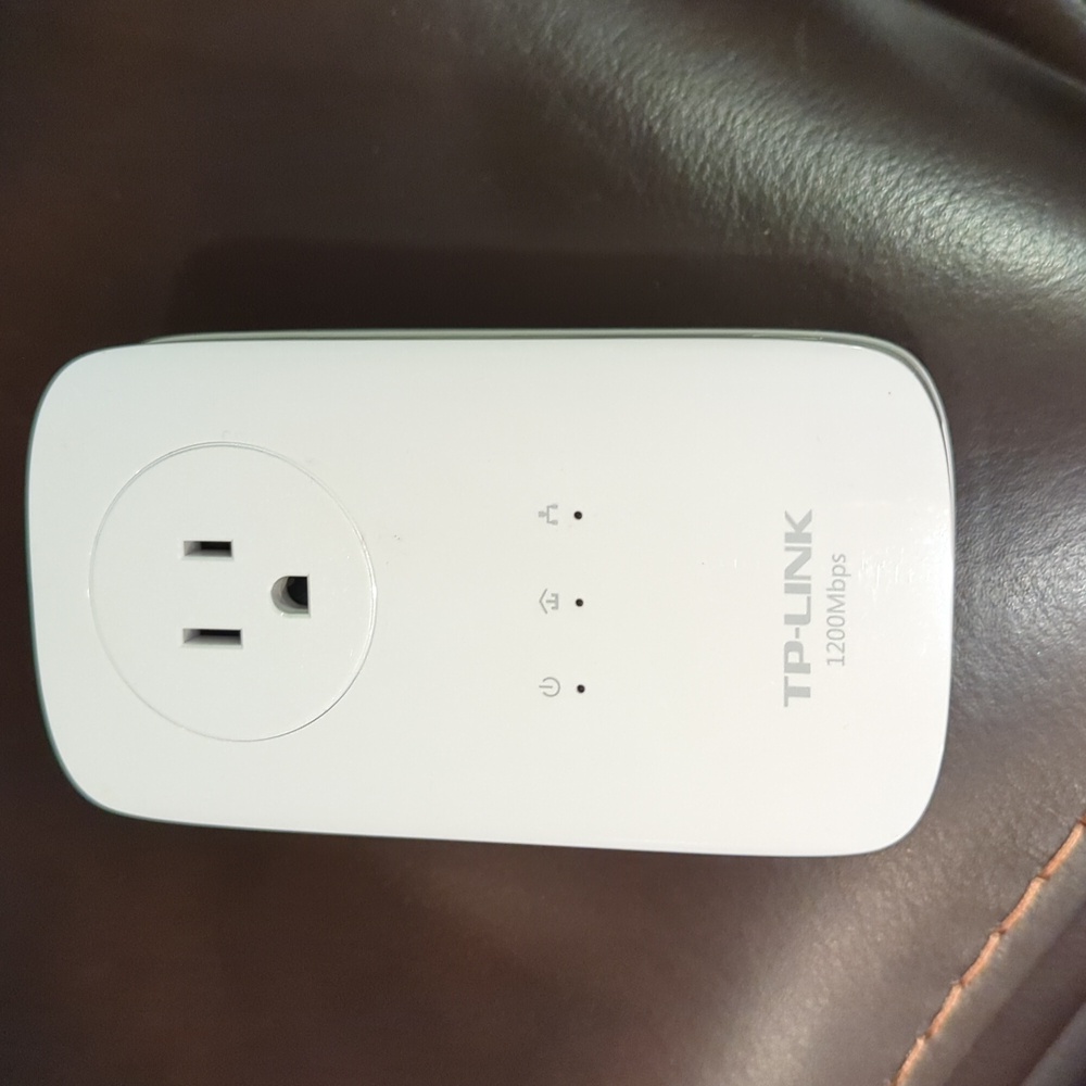 TP-Link AV1200 3-port Gigabit Passthrough Power Line Adapter